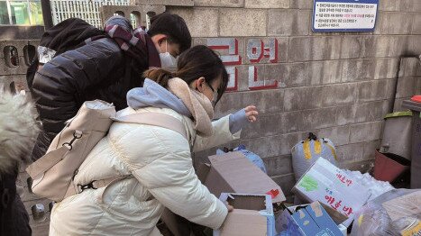 Collecting used milk cartons from cafés and processing them for recycling