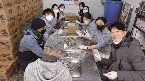 Preparing meals at a homeless centre in South Korea, with other volunteers from different countries